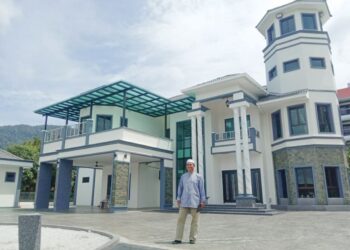 SHABUDIN Md. Nor di hadapan rumah baharunya di Kampung Batu 8, Sik, Kedah. - UTUSAN/NORLIA RAMLI