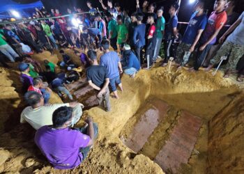 JENAZAH tujuh beranak kejadian kepala air di Jeram Mawar, Air Putih, Kemaman, Sabtu lalu dikebumikan dalam satu liang lahad di Tanah Perkuburan Islam Felda Lepar Hilir 3 di Kuantan, Pahang. - FOTO/SHAIKH AHMAD RAZIF