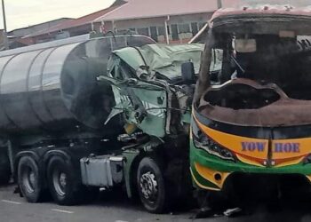 KEADAAN lori tangki dan bas selepas terbabit kemalangan di persimpangan lampu isyarat KM 138.3, Jalan Johor Bahru-Seremban, Pekan Chaah, Segamat, Johor, pagi tadi.
