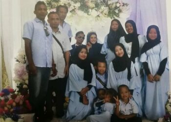 MUHAMMAD Fikri Salman (kiri), tunang kepada Putri Balqis Izzati Abdul Rahman merupakan antara 10 individu yang dikhuatiri hilang dalam kejadian kepala air di Jeram Mawar, Air Putih, Kemaman, Terengganu, semalam. - UTUSAN/NIK NUR IZZATUL HAZWANI NIK ADNAN