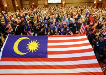ZALIHA Mustafa bergambar bersama kakitangan KKM selepas melancarkan Bulan Kemerdekaan dan Kibar Jalur Gemilang  Peringkat KKM di Putrajaya. - UTUSAN/FAISOL MUSTAFA