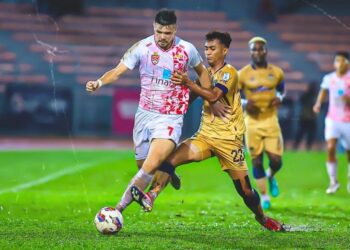 PENYERANG KL City, Romel Morales dicabar pemain Terengganu dalam aksi Liga Super di Stadium Bola Sepak Kuala Lumpur, malam ini.-IHSAN KL CITY