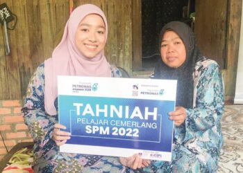 FATIN Nur Aqilah Mat Soom bersama ibunya, Moraini Ismail selepas menerima kunjungan Ziarah Jalinan Kasih Program YPeA di Kampung Chuchoh Puteri, Kuala Krai, Kelantan, semalam. – UTUSAN/ROSMIZAN RESDI