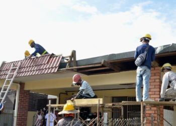 PEMILIK rumah yang mahu membina dan mengubah suai rumah perlu memeriksa latar belakang kontraktor untuk mengelakkan sebarang masalah. - GAMBAR HIASAN