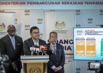 AKMAL Nasrullah Mohd. Nasir bercakap ketika sidang akhbar berhubung status terkini projek perumahan swasta sakit dan  terbengkalai di KPKT, Putrajaya. - UTUSAN/FAIZ ALIF ZUBIR