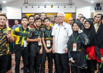 ISMAIL SABRI Yaakob (tengah) bersama pelajar yang menyertai program Golden Mathematics Challenge 2023 di Maktab Rendah Sains Mara (MRSM) ATM Bera di Bera, Pahang.