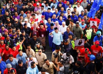ANWAR Ibrahim bersama penyokong dan calon Pakatan Harapan bagi DUN Hulu Kelang, Gombak Setia serta Sungai Tua pada hari penamaan calon PRN Selangor di Gombak, hari ini. UTUSAN/SHIDDIEQIIN ZON