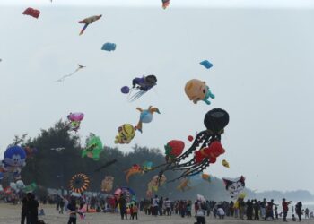 ORANG ramai membanjiri Festival Layang-Layang Antarangsa 2023 Pahang Sirkit yang diadakan di Pantai Sepat di Kuantan, Pahang. - FOTO/SHAIKH AHMAD RAZIF