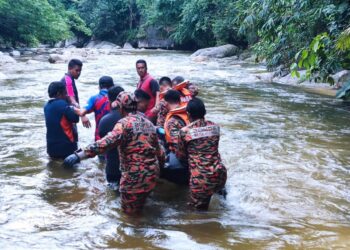 ANGGOTA bomba membawa naik mayat remaja lelaki yang ditemukan mati lemas ketika mandi bersama tiga rakan di sungai di Ulu Kinta, Ipoh hari ini. -UTUSAN/IHSAN JBPM