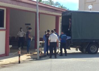 ANGGOTA polis menurunkan salah seorang mangsa lemas tragedi kepala air di Jabatan Perubatan Forensik HSNZ, Kuala Terengganu, hari ini. - UTUSAN/ TENGKU DANISH BAHRI TENGKU YUSOFF