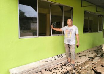 PENDUDUK Kampung Bukit Lata, Syed Kamarul Syed Othman menunjukkan cermin tingkap surau yang pecah akibat gegaran kesan letupan gudang mercun di Pekan Mundok, Thailand. - UTUSAN/ROHANA ISMAIL

 