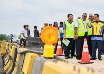 ALEXANDER Nanta Linggi (kanan) meninjau projek tebatan banjir di kilometer 117 dan kilometer 124 di Temerloh, Pahang. - UTUSAN/SALEHUDIN MAT RASAD