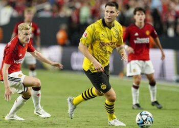 PEMAIN Borussia Dortmund mengawal bola ketika perlawanan pramusim  menentang Manchester United awal pagi tadi.