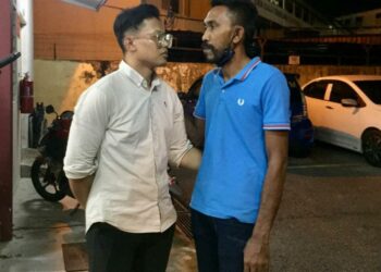 MUHAMMAD Amirul Hakim Kamaluddin (kiri) memperkatakan sesuatu kepada 
Shahrizal Saliman di HSNZ, Kuala Terengganu, semalam. - UTUSAN/TENGKU DANISH BAHRI TENGKU YUSOFF