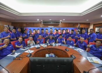 AHMAD Said (duduk, lima dari kiri) bergambar bersama bakal calon BN yang akan bertanding dalam PRN selepas melancarkan manifesto BN Terengganu di Kuala Terengganu, hari ini. - UTUSAN  