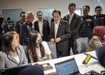 AHMAD Maslan melawat kaunter pembayaran cukai selepas merasmikan program VDP di Putrajaya. - UTUSAN/FAIZ ALIF ZUBIR