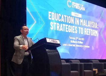 MASZLEE Malik ketika berucap pada forum Pendidikan di Malaysia yang diadakan di University of Cyberjaya. - UTUSAN/AMREE AHMAD