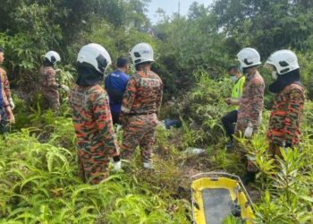 ANGGOTA bomba dan penyelamat berusaha membawa keluar mayat lelaki yang ditemukan di kawasan semak berdekatan bahu jalan kira-kira pukul 8.30 pagi tadi.