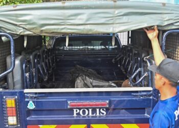 MAYAT mangsa ketujuh tragedi kapala air diletakkan dalam kenderaan polis selepas ditemukan di sungai belakang Masjid Kampung Dadong., Air Puti,h Kemaman, pagi ini. - UTUSAN/PUQTRA HAIRRY ROSLI 