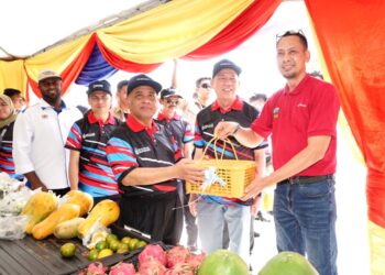 SAARANI Mohamad (kiri) menerima cenderahati  pada Majlis Pelancaran Bulan Kebangsaan dan Kibar Jalur Gemilang 2023 di Bulatan Sultan Azlan Shah di Meru Raya, Ipoh hari ini. - UTUSAN/ZULFACHRI ZULKIFLI