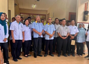 MOHD. Shukri Ramli (enam dari kanan) bergambar selepas Majlis Perasmian Fasiliti Pelancongan Stesen Penyelidikan FRIM (SPF) Mata Ayer, Padang Besar, Perlis hari ini.- UTUSAN/ASYRAF MUHAMMAD