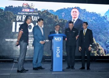 SAARANI Mohamad (tengah) melakukan gimik perasmian Program De Rantau@Ipoh hari ini. - UTUSAN/MUHAMAD NAZREEN SYAH MUSTHAFA