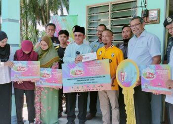 MOHD. Na’im Mokhtar (tengah) bersama penerima bantuan Program MyHaus dan Sinar Kasih Yapeim di Simpang, Taiping hari ini. - UTUSAN/WAT KAMAL ABAS