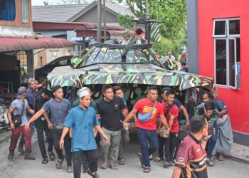 Penyokong Pas mengangkat replika kereta kebal sebagai bahan kempen menjelang PRN di Kampung Kedai Buluh, Kuala Terengganu, semalam. – UTUSAN/PUQTRA HAIRRY