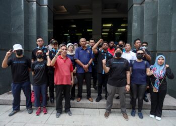 HISHAMUDDIN Hashim (tengah) bersama mangsa berhubung penipuan aplikasi E-Ganjaran di KPDN, Putrajaya. - UTUSAN/FAISOL MUSTAFA