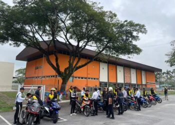 SEKUMPULAN pelajar ditahan polis dalam Op Didik Khas di Lahar Kepar, Sepang, Selangor. - GAMBAR IHSAN IPD SEPANG