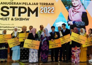 FADHLINA Sidek bergambar bersama pelajar cemerlang  pada Majlis Pengumuman Keputusan Peperiksaan STPM 2022, di Majlis Peperiksaan Malaysia, di sini hari ini. -UTUSAN/SHIDDIEQIIN ZON