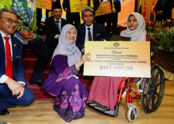 FADHLINA Sidek bergambar bersama pelajar cemerlang, Nursyuhaila Abdullah pada Majlis Pengumuman Keputusan Peperiksaan STPM 2022, di Majlis Peperiksaan Malaysia, di sini hari ini.-UTUSAN/SHIDDIEQIIN ZON