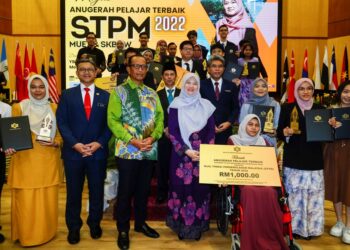 FADHLINA Sidek bergambar bersama pelajar cemerlang  pada Majlis Pengumuman Keputusan Peperiksaan STPM 2022, di Majlis Peperiksaan Malaysia, di sini hari ini.-UTUSAN/SHIDDIEQIIN ZON