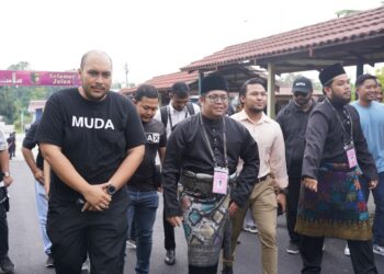 Al Hafiz Ikhwan diiringi penyokongnya memasuki pusat penamaan calon di Sekolah Menengah Agama Batu 10, Cheras. - UTUSAN/MOHD. FARIZWAN HASBULLAH