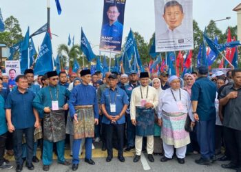 MUHYIDDIN Yassin mengetuai kumpulan penyokong calon PN bagi DUN dalam Parlimen Gombak, hari ini. - UTUSAN/SHIDDIEQIIN ZON
