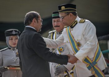 SAIFUDDIN  Nasution Ismail menyampaikan Anugerah Pingat Setia Perkasa Warna Emas kepada bekas Ketua Pengarah Imigresen Malaysia, Datuk Seri Mustafar Ali pada majlis Sambutan Hari Imigresen 2023 di Putrajaya. - UTUSAN/FAIZ ALIF ZUBIR