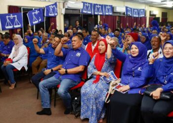 SEBAHAGIAN penyokong BN yang hadir pada Majlis Pelancaran Jentera Pilihan Raya BN Parlimen Hulu Terengganu di Kuala Berang, Hulu Terengganu, baru-baru ini.