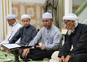 MOHD. Na'im Mokhtar (dua dari kiri) menyampaikan pesanan kepada guru-guru pondok pada Program Ramah Mesra Bersama Ulama-Ulama Pondok Negeri Kelantan di Lubuk Tapah, Pasir Mas, Kelantan. - UTUSAN/MUSTAQIM MOHAMED