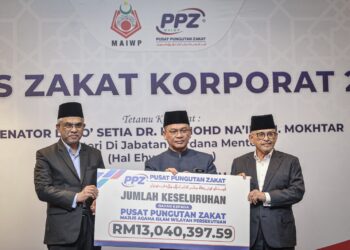 MOHD. Na'im Mokhtar menyaksikan penyerahan zakat perniagaan oleh wakil setiap syarikat kepada PPZ-MAIWP di Putrajaya. - UTUSAN/FAIZ ALIF ZUBIR
