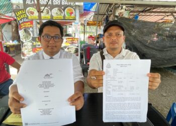NIK Nasron Nazmi Nik Mohamad (kiri) menunjukkan perjanjian yang ditandatangani danb laporan polis yang dibuat peniaga terlibat dalam sidang media di Pantai Bisikan Bayu, Semerak, Pasir Puteh, Kelantan, hari ini. UTUSAN/TOREK SULONG