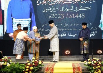 SULTAN Nazrin Muizzuddin Shah menyampaikan Anugerah Tokoh Maal Hijrah kepada Jurij Sulaiman pada Sambutan Maal Hijrah 1445H peringkat negeri Perak di Ipoh hari ini. -UTUSAN/MUHAMAD NAZREEN SYAH MUSTHAFA