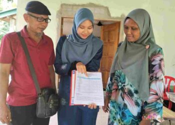 SITI Nur Ash Shahirah (tengah) berkongsi kegembiraan dengan Faizal Abdullah dan Nor Asiah Mat Nawi selepas memperoleh keputusan 5A dalam STPM 2022, Pasir Mas, Kelantan. – UTUSAN/ROHANA ISMAIL