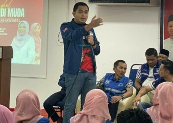 MUHAMAD Akmal Saleh (berdiri) menyampaikan ucapan pada majlis perasmian Bengkel Jalinan Pengundi Muda (JPM)  Pemuda dan Puteri UMNO Terengganu di Kuala Terengganu, malam tadi.