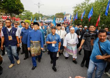 Muhyiddin Yassin bersama calon PN bagi DUN Hulu Kelang, Mohamed Azmin Ali, DUN Gombak Setia, Muhammad Hilman Idham dan DUN Sungai Tua, Muhammad Hanif Jamaluddin pada Hari Penaman Calon PRN  Selangor di SMK Sungai Pusu, Gombak semalam. – Utusan/SHIDDIEQIIN ZON