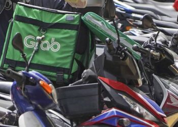 PENGHANTAR makanan  perlu bijak mengurus kewangan supaya masih mampu mencarum dalam KWSP  GAMBAR  HIASAN