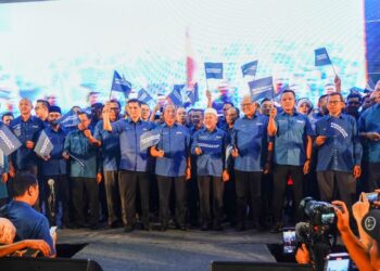 MUHYIDDIN Yassin (tengah) dan barisan kepemimpinan tertinggi PN di Taman Medan, Selangor baru-baru ini.