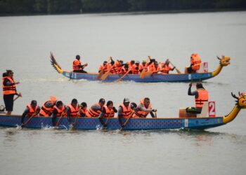 SEBANYAK 35 pasukan menyertai pertandingan perahu naga, Royal Pahang Dragon Boat Regatta sempena Pesta 188 di Sungai Kuantan, di Kuantan, Pahang. - FOTO/SHAIKH AHMAD RAZIF