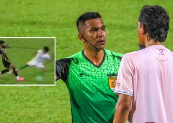 YUSRI Che Lah meminta penjelasan daripada pengadil perlawanan ekoran kekasaran yang dialami pemainnya.-IHSAN FB
