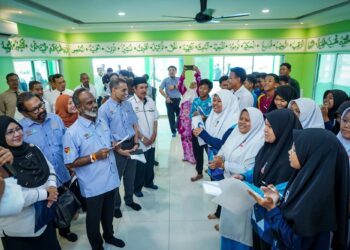 V. Sivakumar (tiga dari kiri) bersama Pengerusi Lembaga Perkeso Datuk Seri Subahan Kamal (dua dari kiri), Ketua Pegawai Eksekutif Kumpulan Perkeso, Datuk Seri Dr. Mohammed Azman Aziz Mohammed (empat dari kiri) dan Ketua Setiausaha Bahagian Kaunseling dan Psikologi Kementerian Pendidikan Malaysia, Salmiah Monshie beramah mesra dengan pelajar yang terlibat dengan Program Eksplorasi Kerjaya Peringkat Kebangsaan 2023 selepas melancarkan program tersebut di Sekolah Menengah Kebangsaan Batu Laut, Tanjung Sepat,Kuala Langat, semalam. - UTUSAN/MUHAMAD IQBAL ROSLI