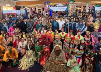 AARON Ago Dagang merasmikan Majlis Pelancaran Ini Warisan Kita di IOI City Mall, Putrajaya. - UTUSAN/KAMARIAH KHALIDI